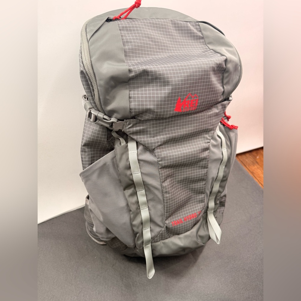EUC REI Co-Op Trail Hydro 30 Backpack - Picture 5 of 10